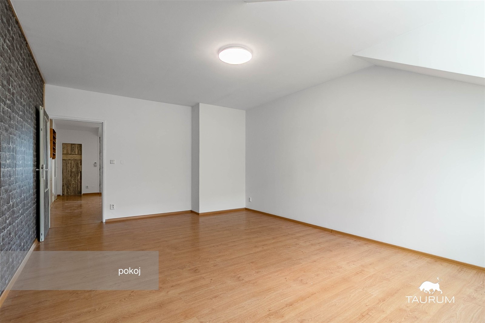 Světlý obývací pokoj s parketovou podlahou, cihlov