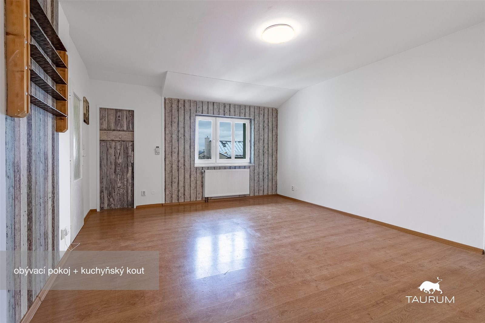 Světlý obývací pokoj s parketovou podlahou, velká 