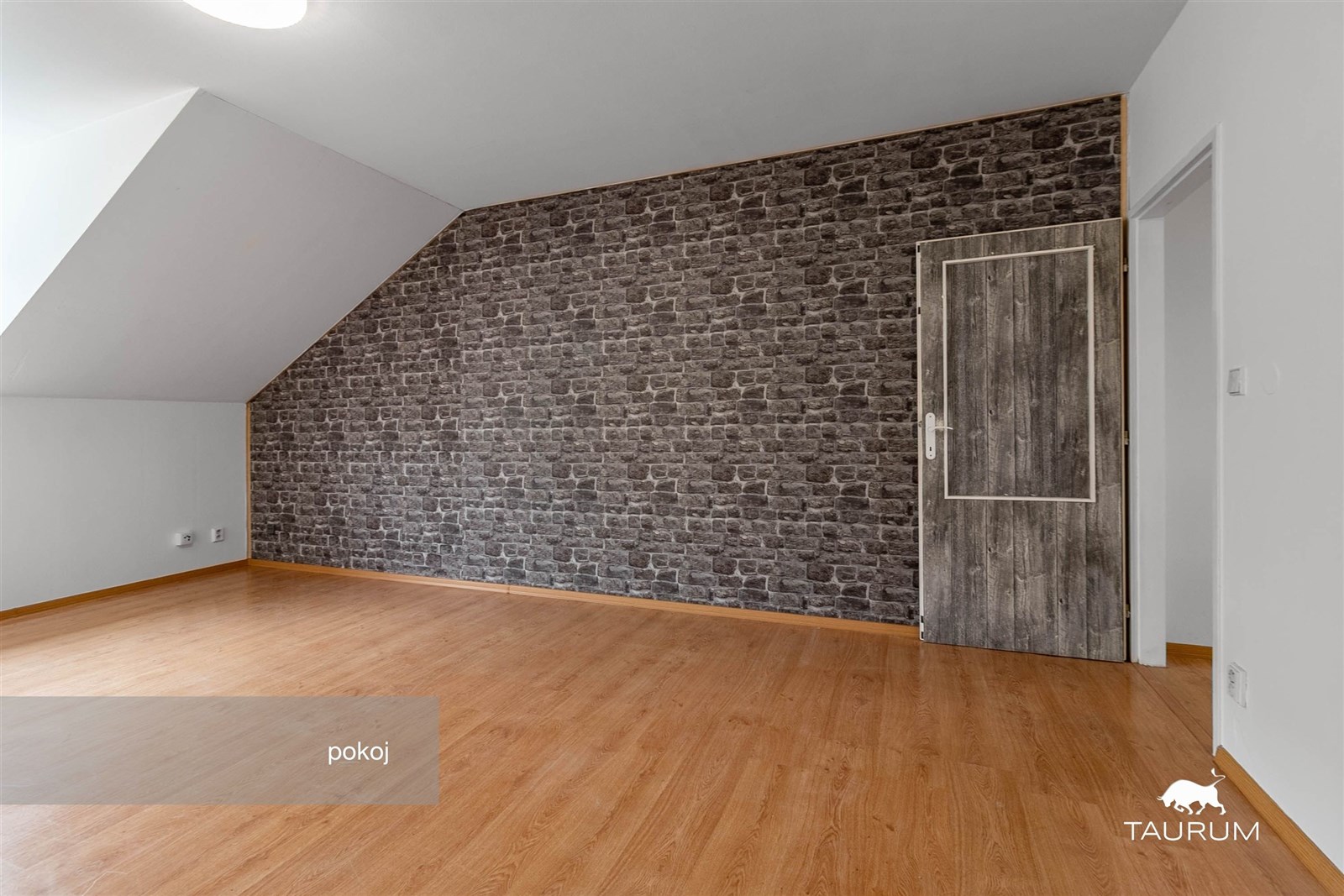 Podkrovní pokoj s parketovou podlahou, moderní kam