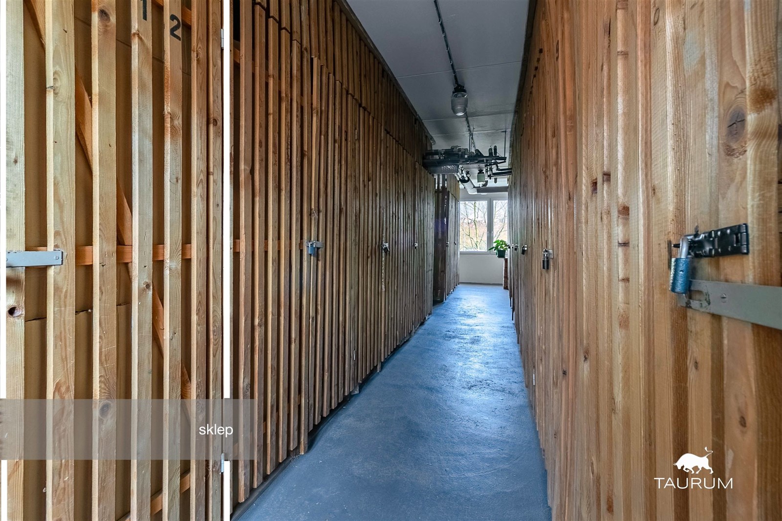 Dřevěný sklep s betonovou podlahou, bezpečnostní zámky na dveřích, světlý konec chodby s oknem, příležitost pro úložný prostor