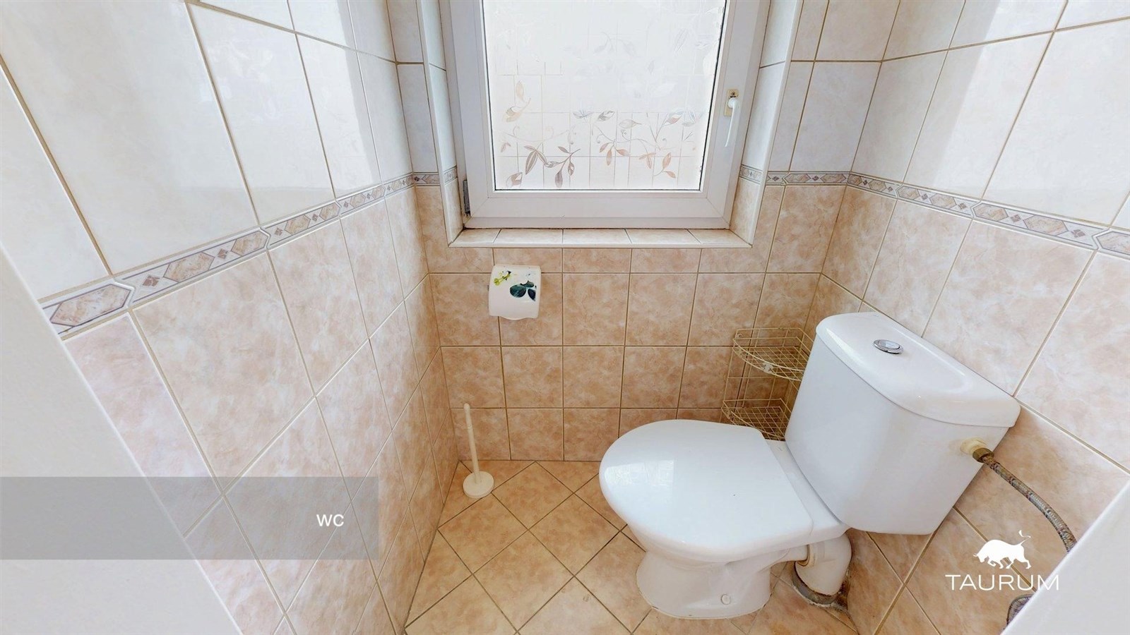 WC s dlažbou, keramické obklady, okno pro denní sv