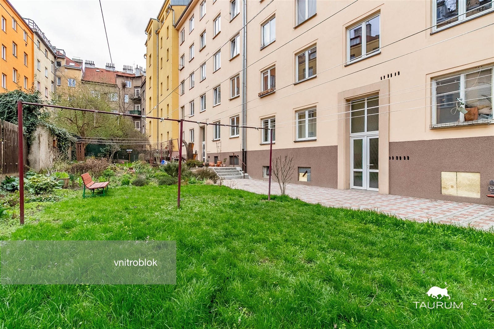 Zahrada s trávníkem a dlážděným chodníkem, vnitrob