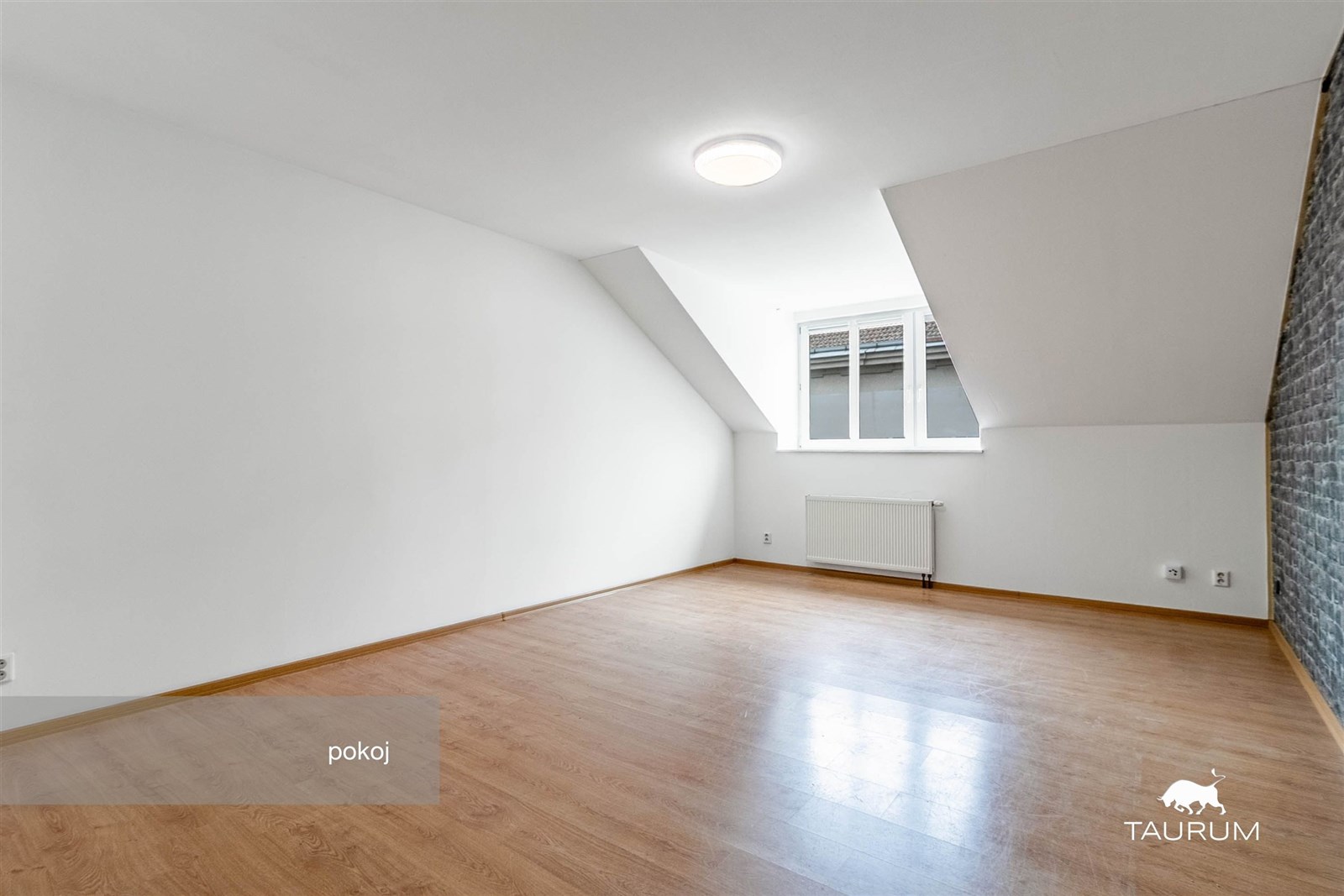 Podkrovní pokoj s plovoucí podlahou, velké okno za