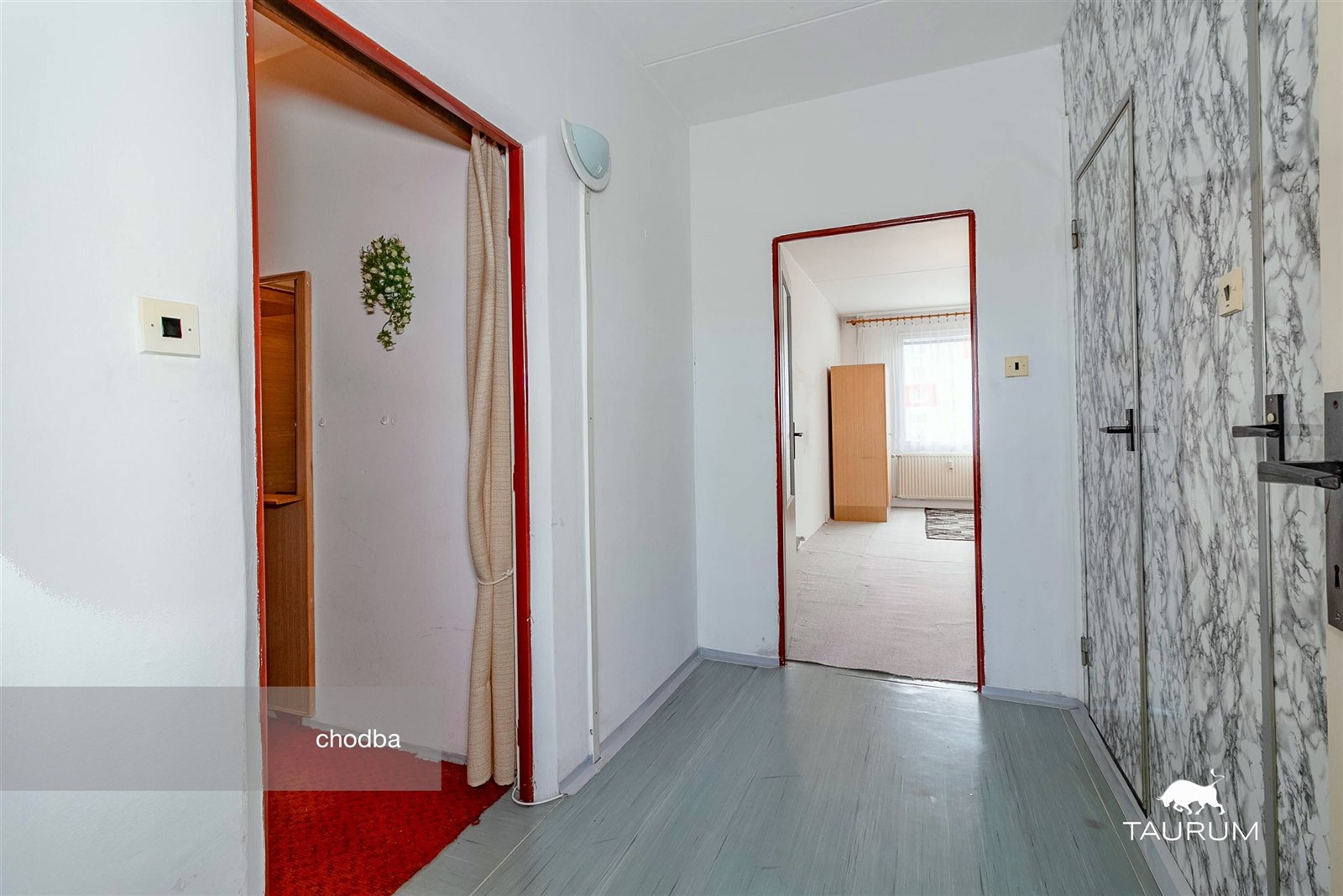 Chodba s PVC podlahou, světlá stěna s dekorativním