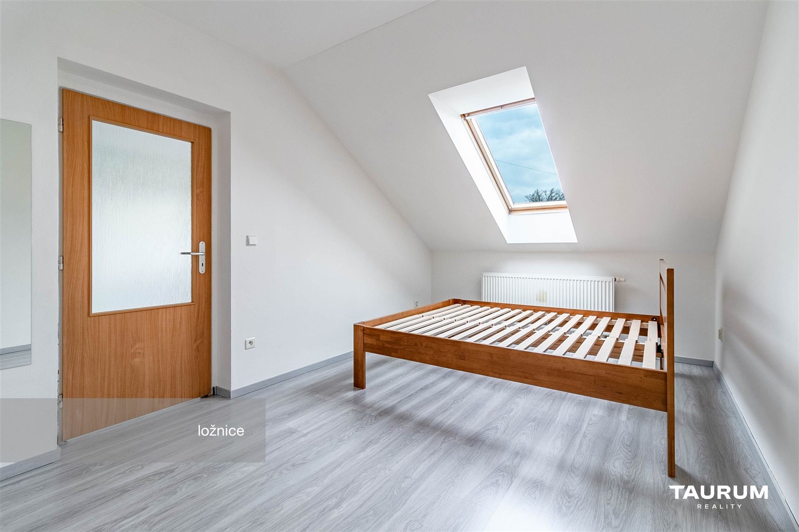 Prostorná ložnice s laminátovou podlahou, velké st