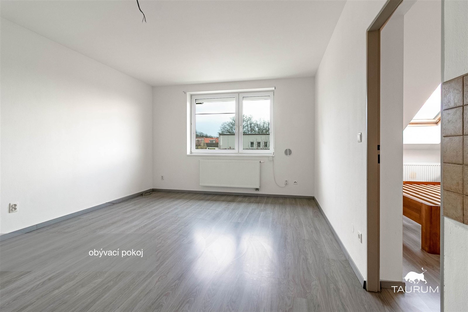 Světlý obývací pokoj s moderní laminátovou podlaho