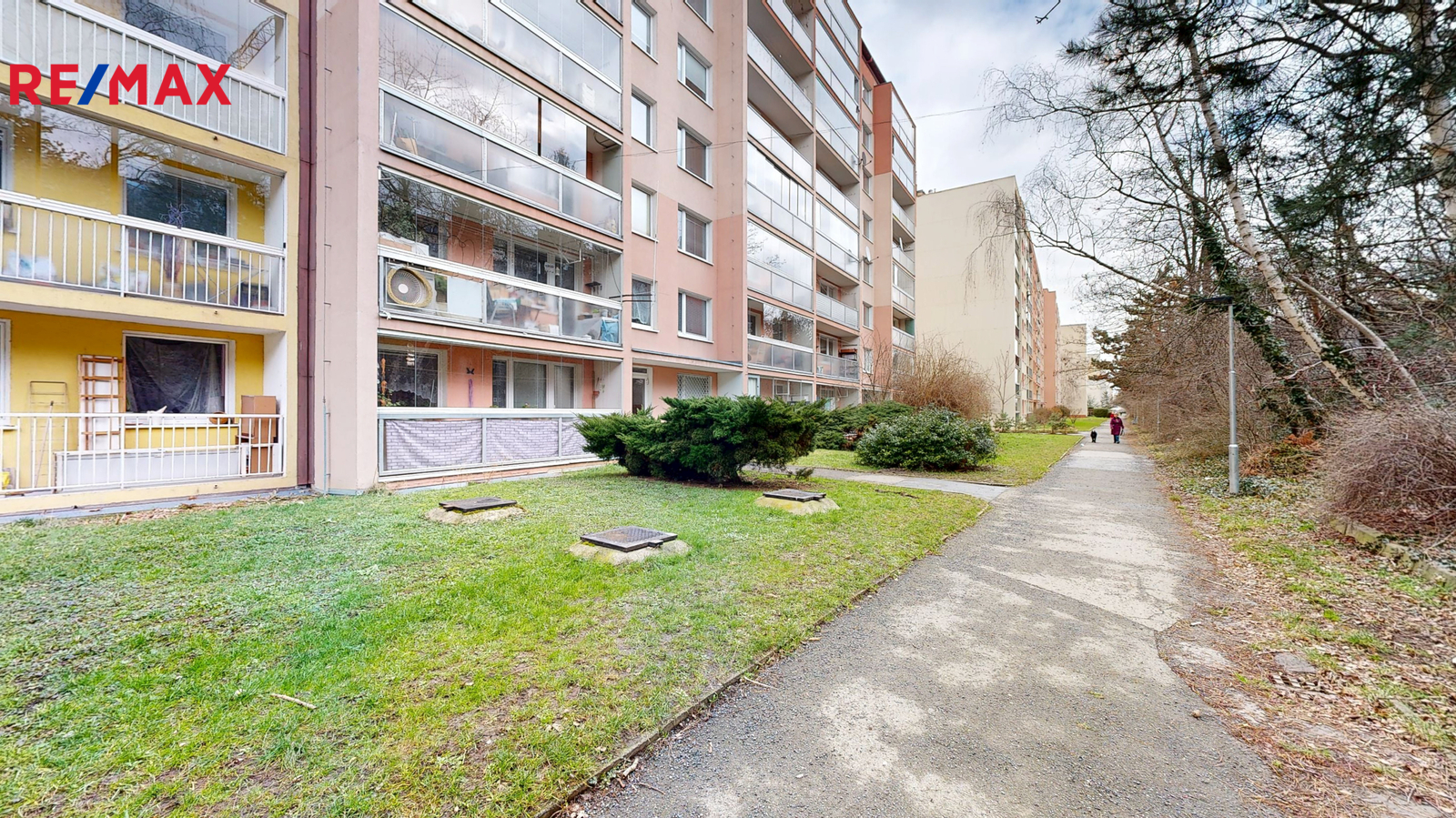 pohled na dům ze zeleně