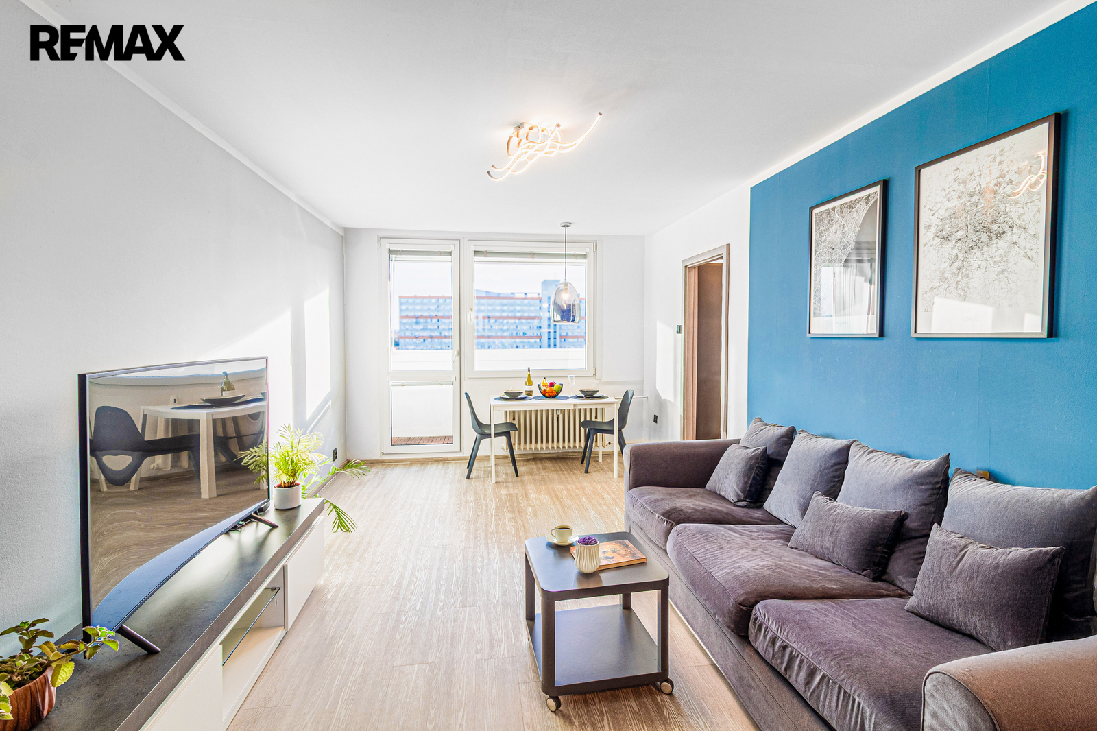 Průhled obývacím pokojem