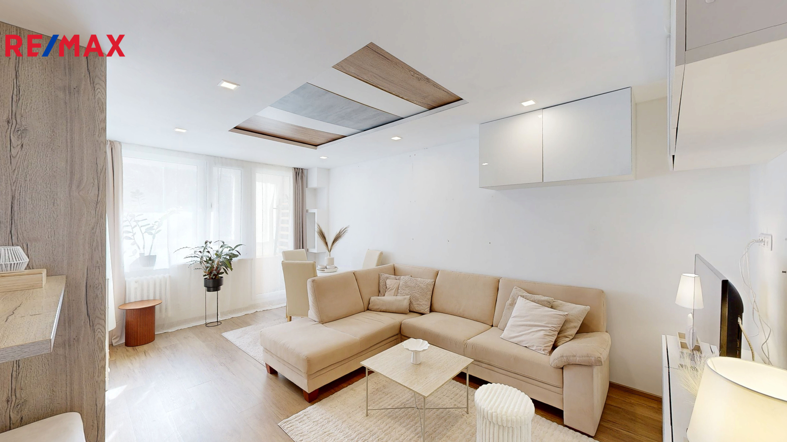 obývací pokoj s kuchyňským koutem a lodžií