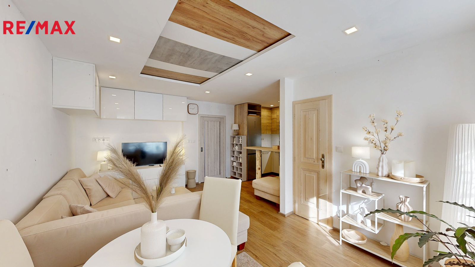 obývací pokoj s kuchyňským koutem a lodžií