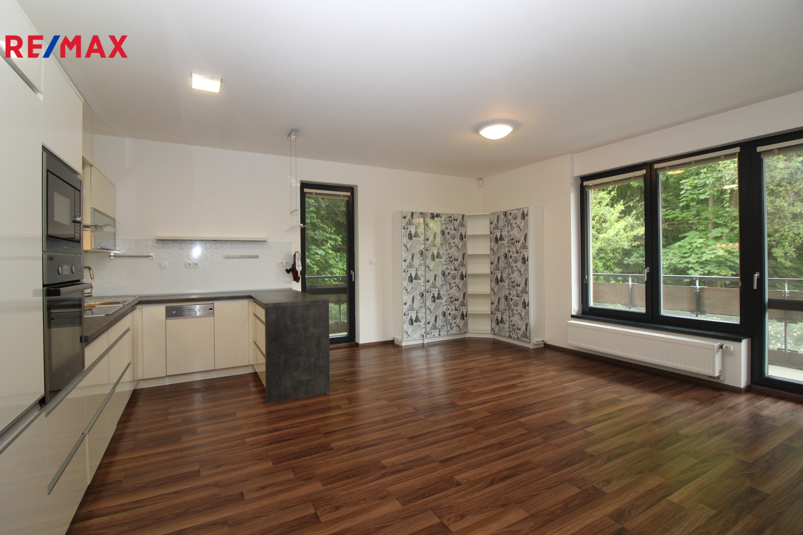 obývací pokoj s kuchyňským koutem