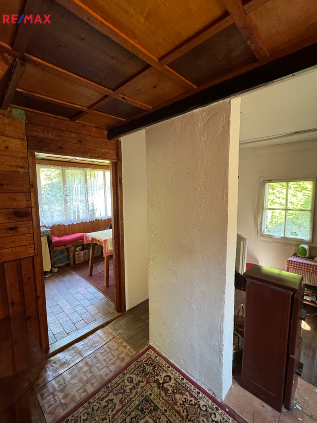 pohled z hlavního prostoru na verandu