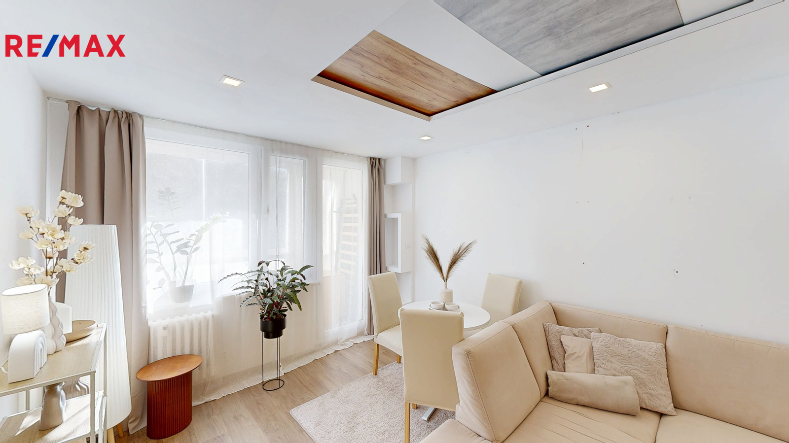 obývací pokoj s kuchyňským koutem a lodžií