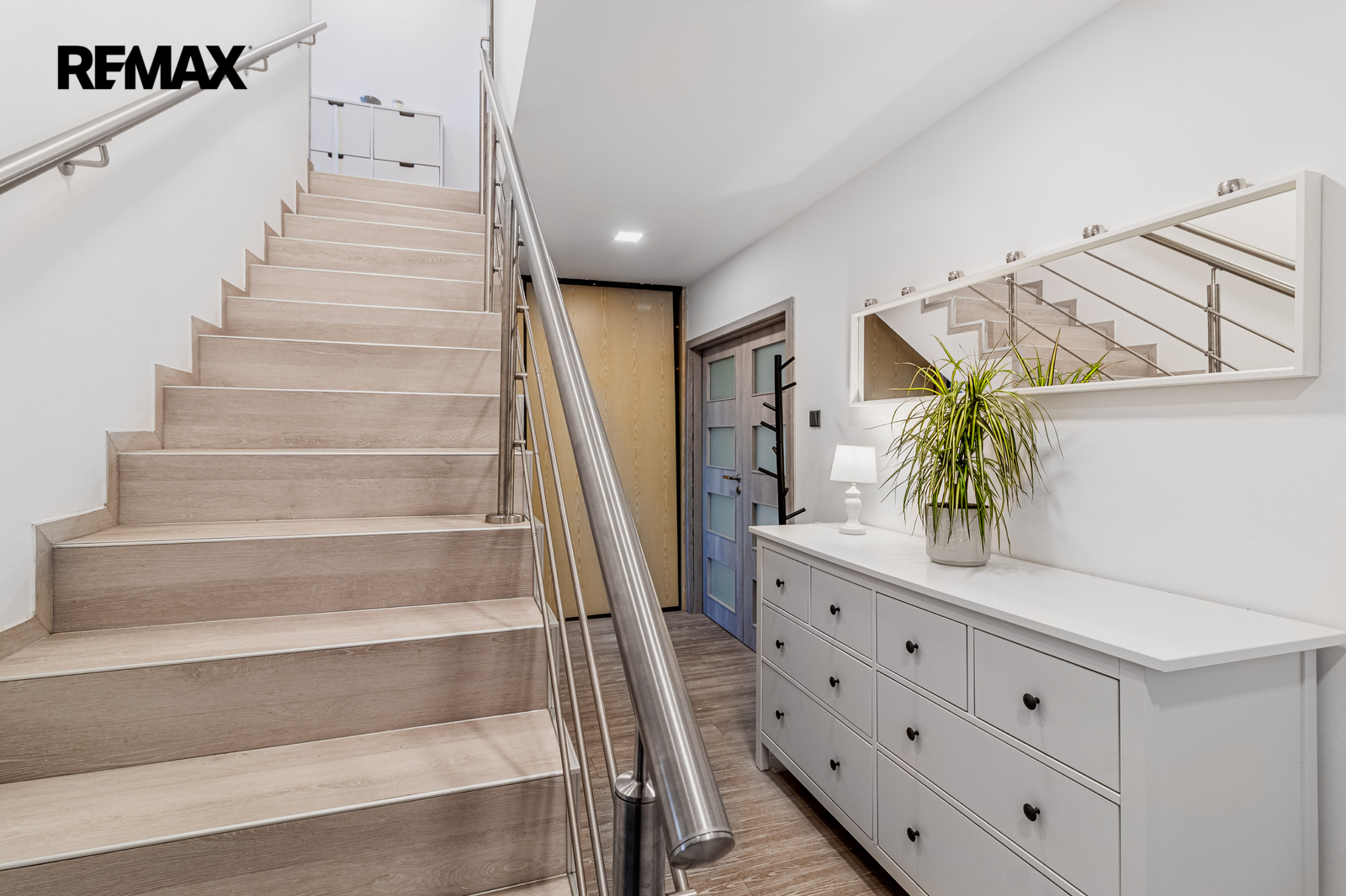 Chodba se schodištěm