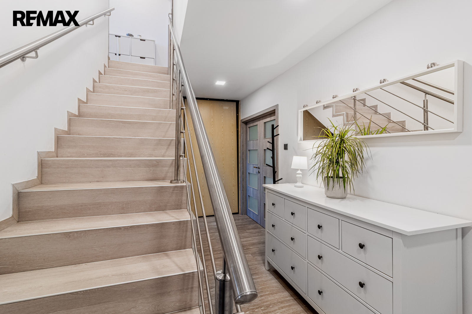 Chodba se schodištěm