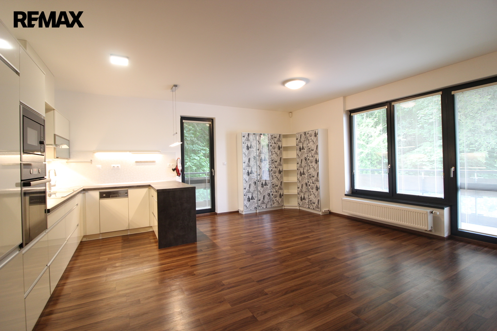 obývací pokoj s kuchyňským koutem