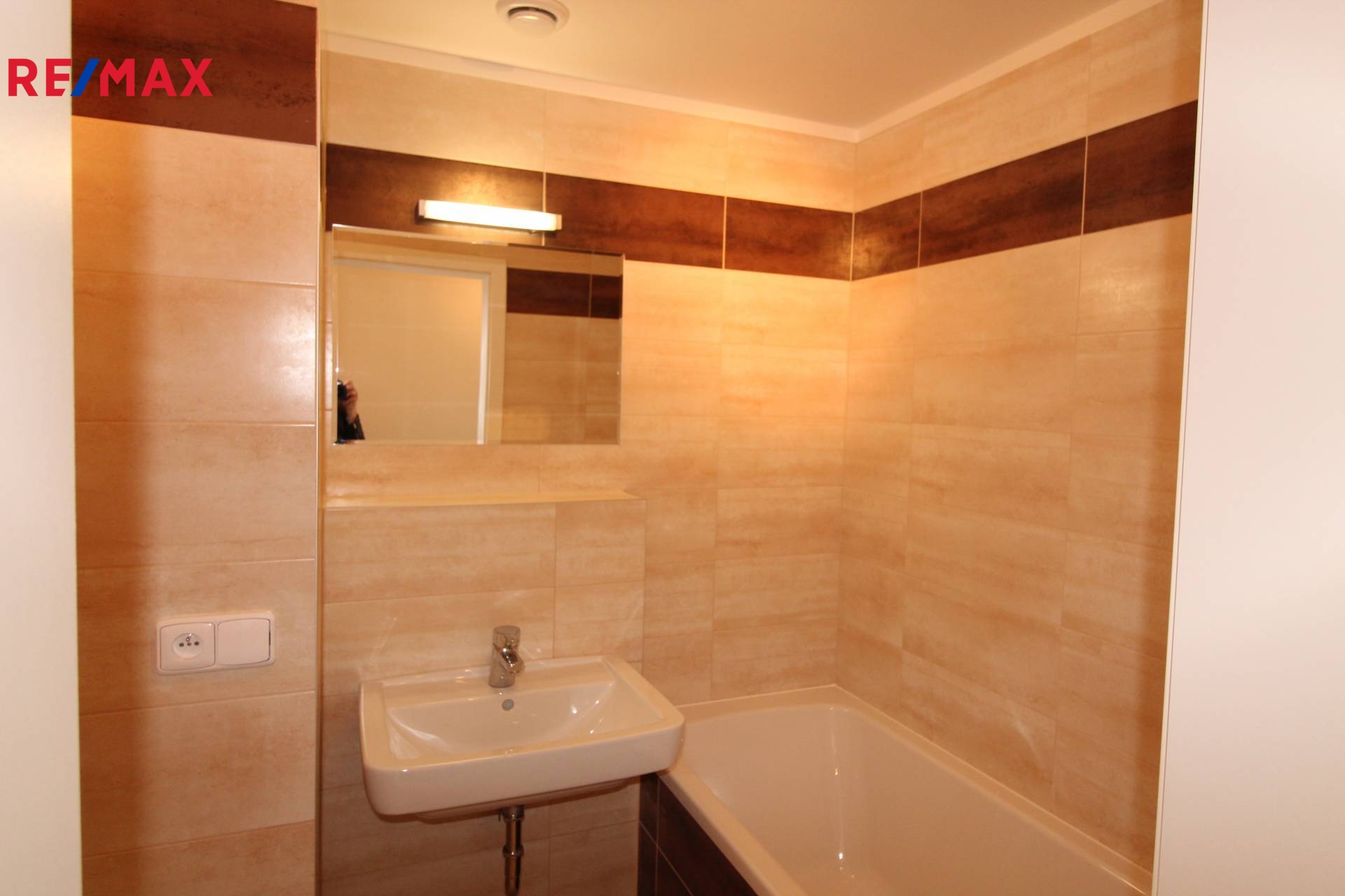 koupelna s vanou a WC