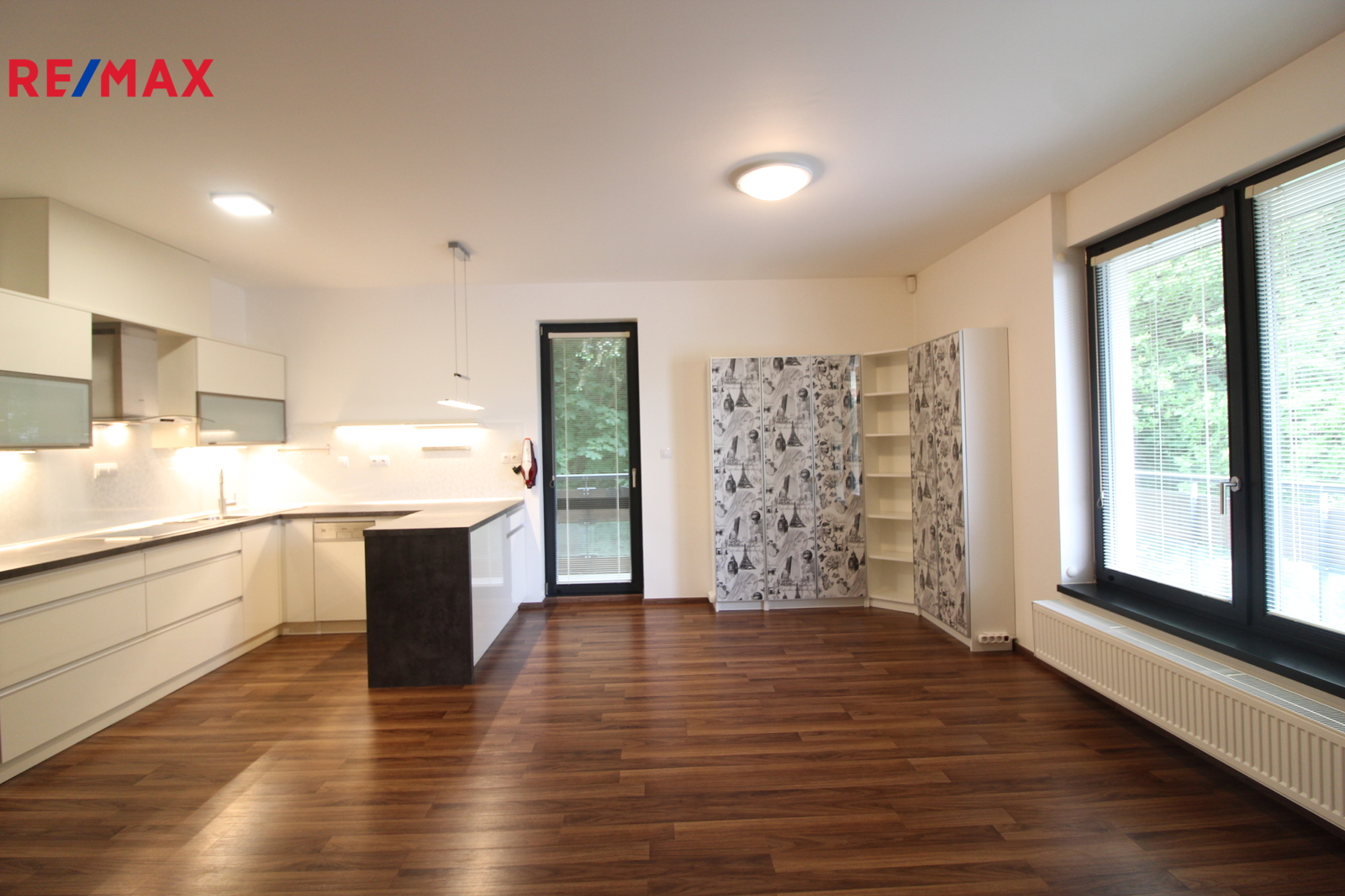 obývací pokoj s kuchyňským koutem