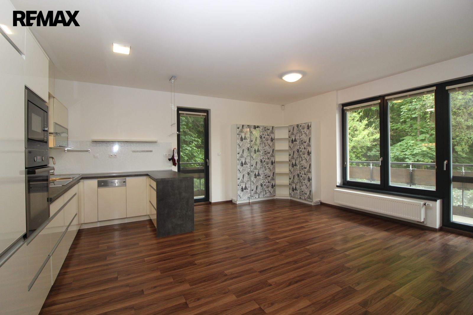 obývací pokoj s kuchyňským koutem