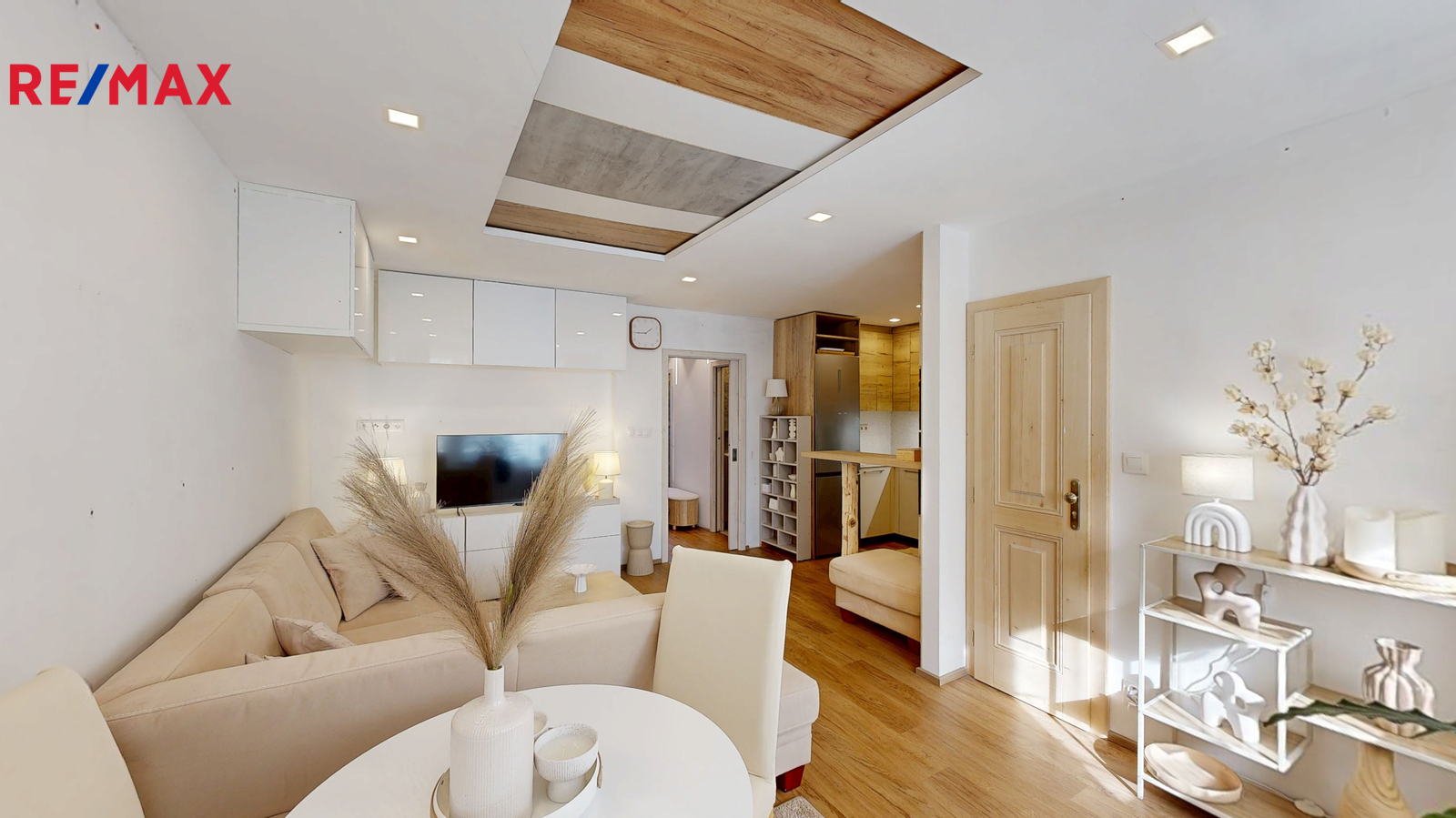 obývací pokoj s kuchyňským koutem a lodžií