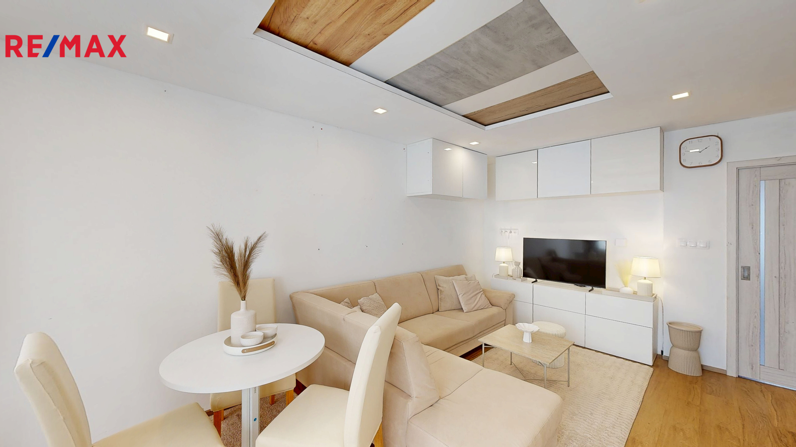 obývací pokoj s kuchyňským koutem a lodžií