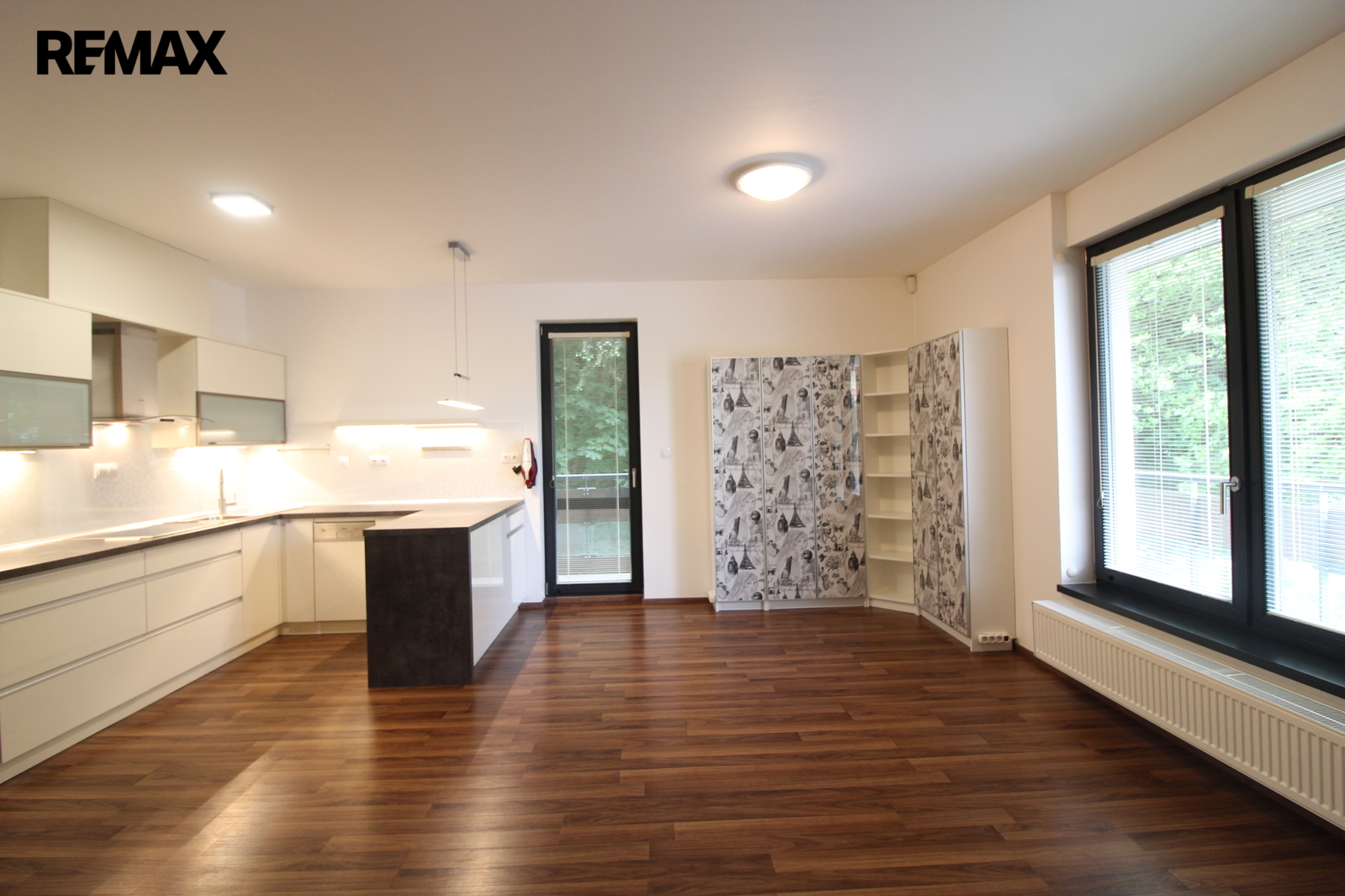 obývací pokoj s kuchyňským koutem