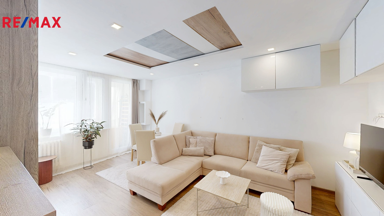 obývací pokoj s kuchyňským koutem a lodžií