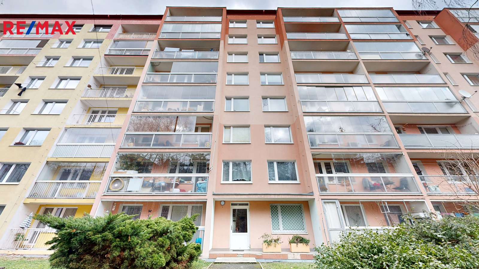 pohled na dům ze zeleně