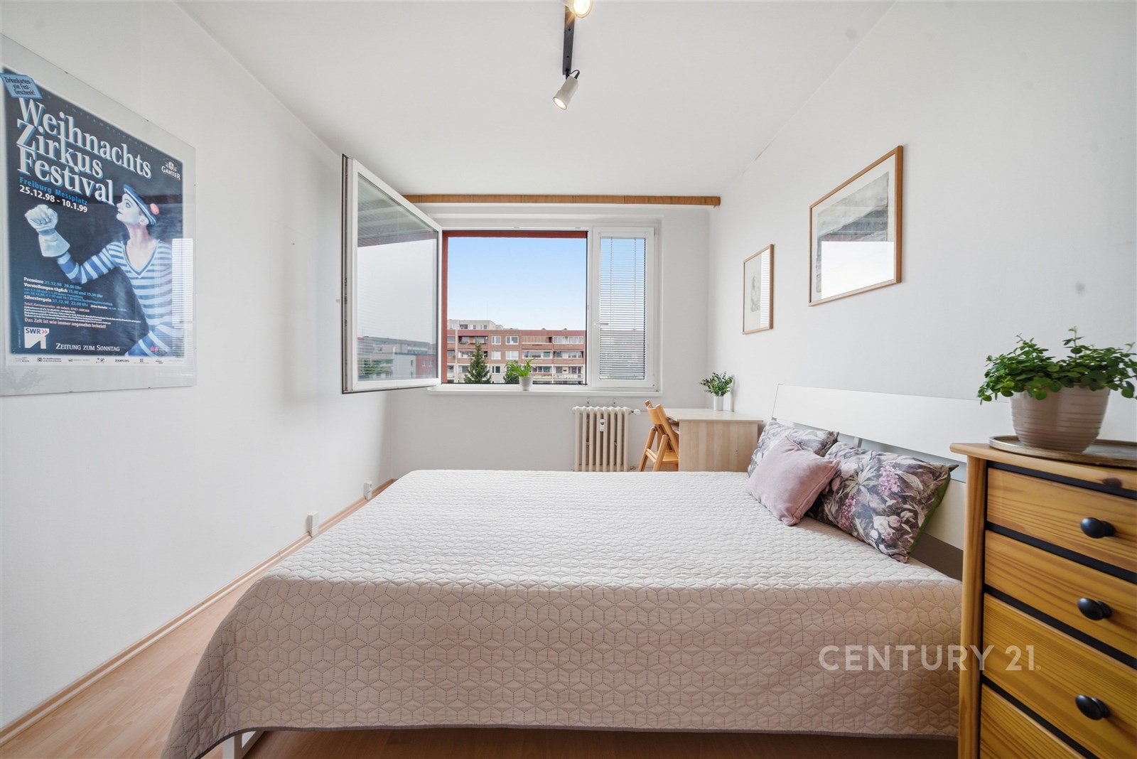 Světlá ložnice s parketovou podlahou, velkými okny