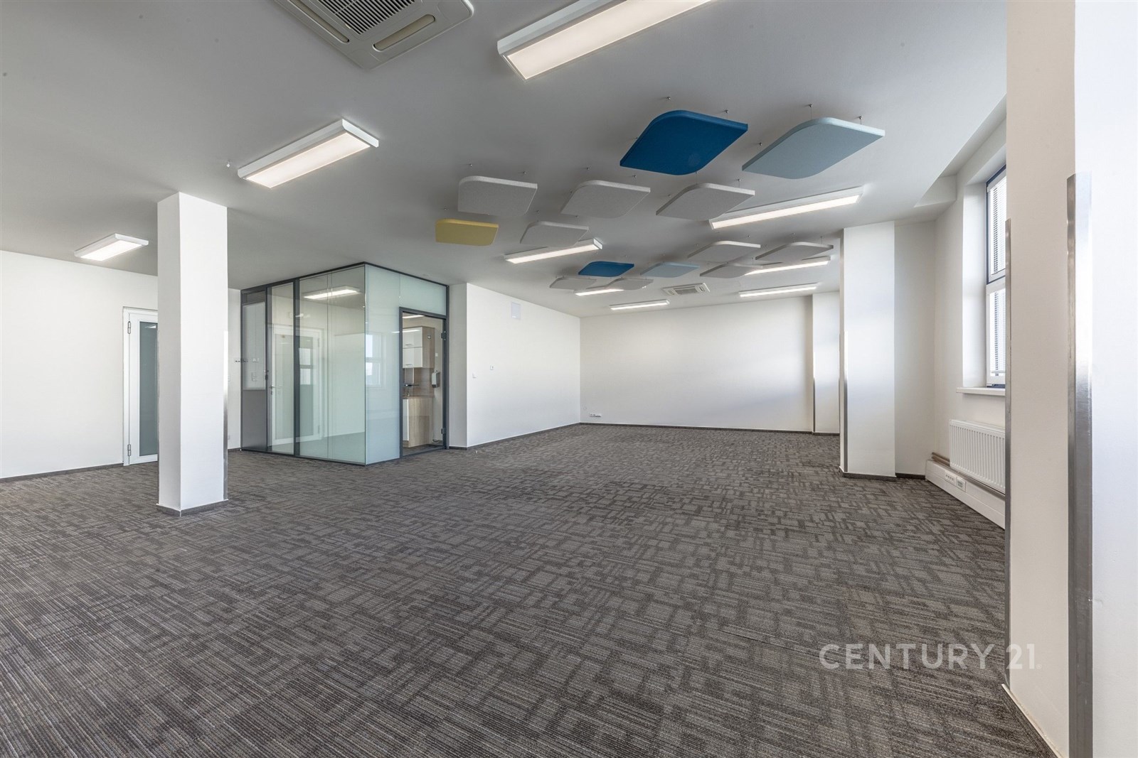 Prostorná kancelář s moderními skleněnými příčkami