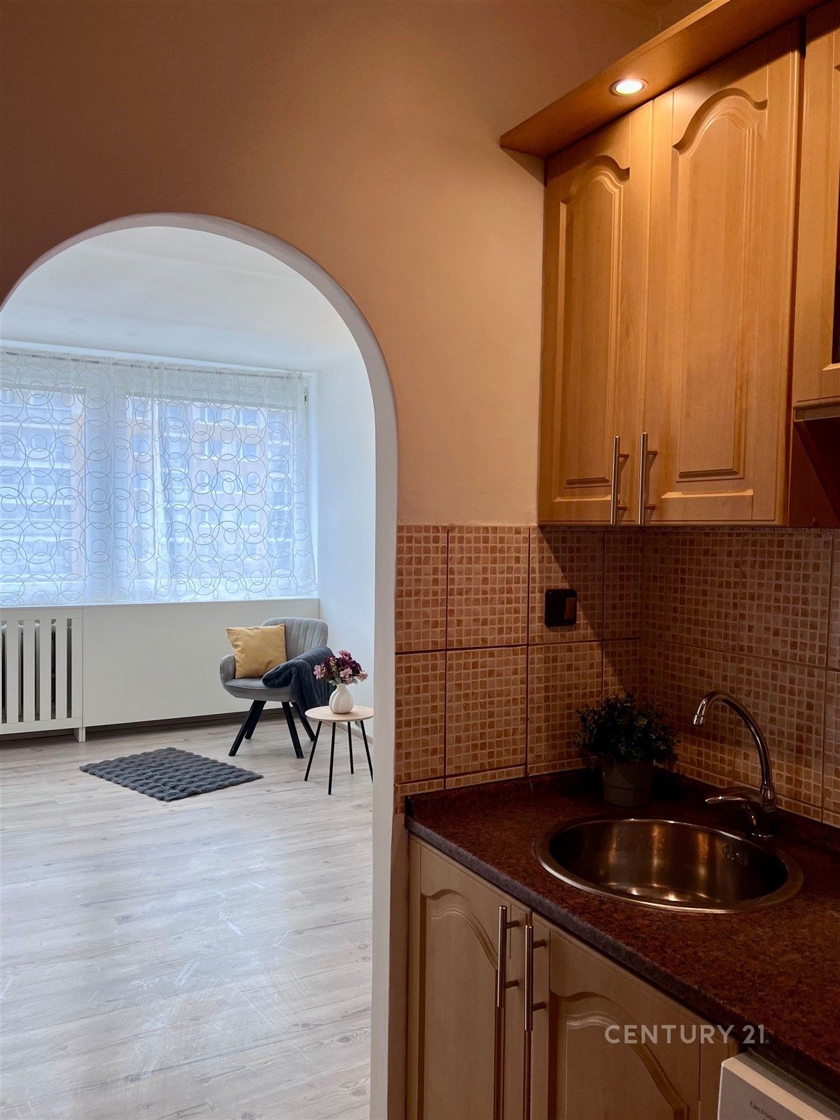 Kompaktní kuchyň s dřevěnou linkou, mramorovou pra