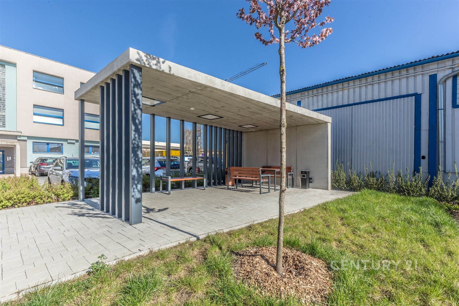 Venkovní zastřešená terasa s moderním betonovým př