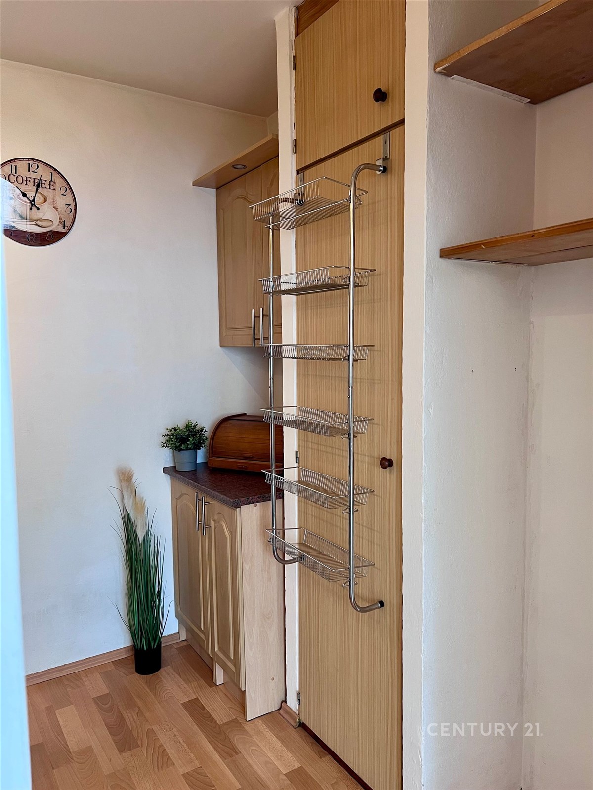 Malá kuchyň s dřevěnou parketovou podlahou, vestav