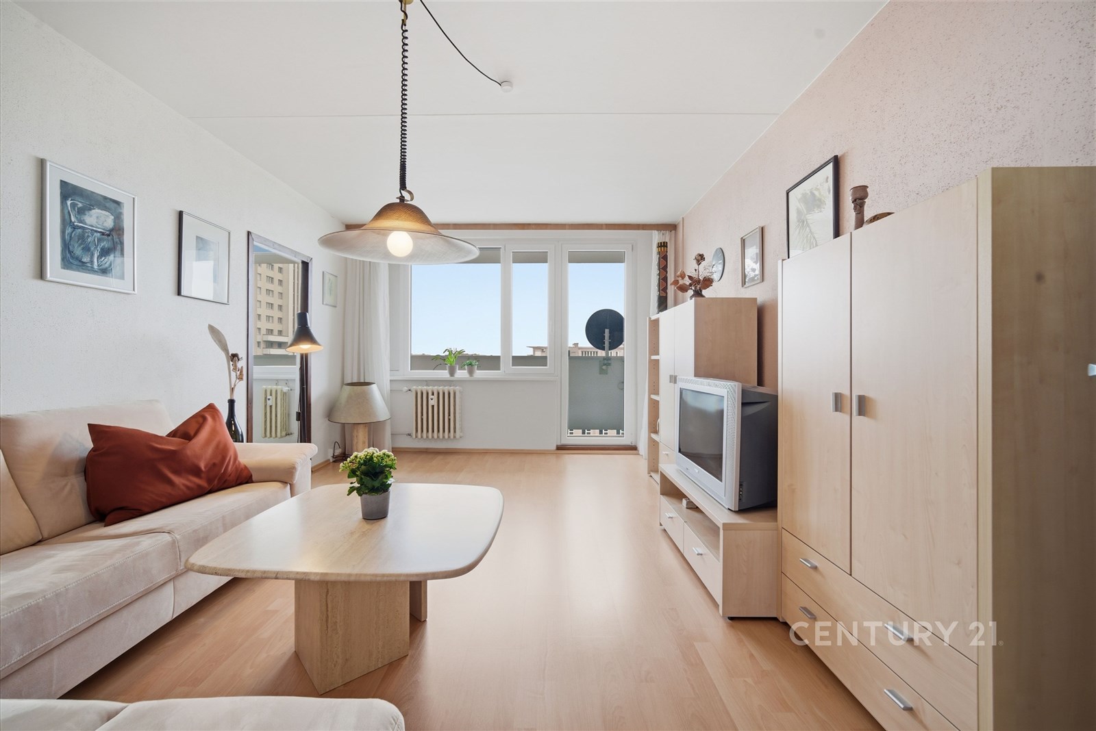 Světlý obývací pokoj s parketovou podlahou, velkým