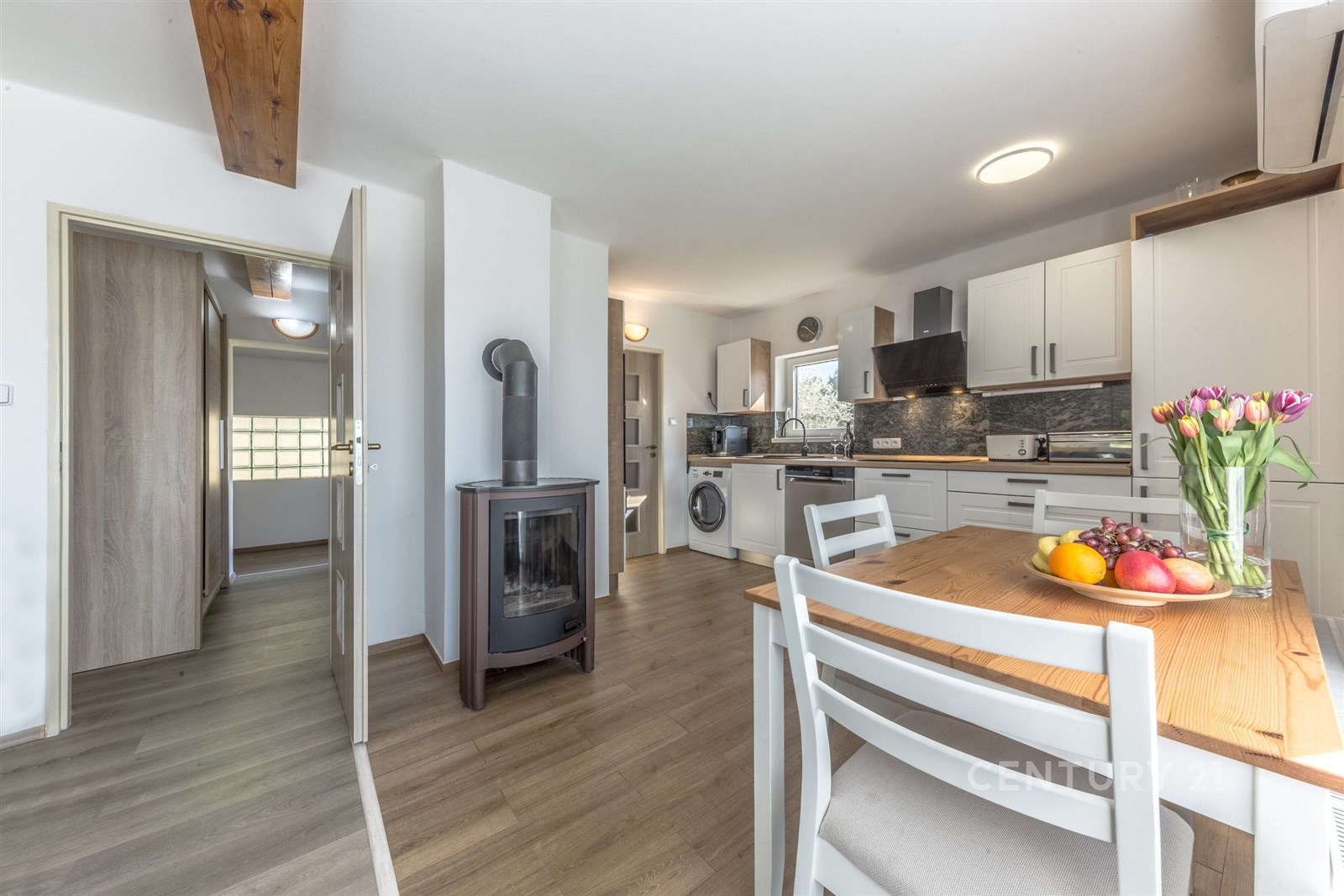 Moderní kuchyň s parketovou podlahou a krbovými ka