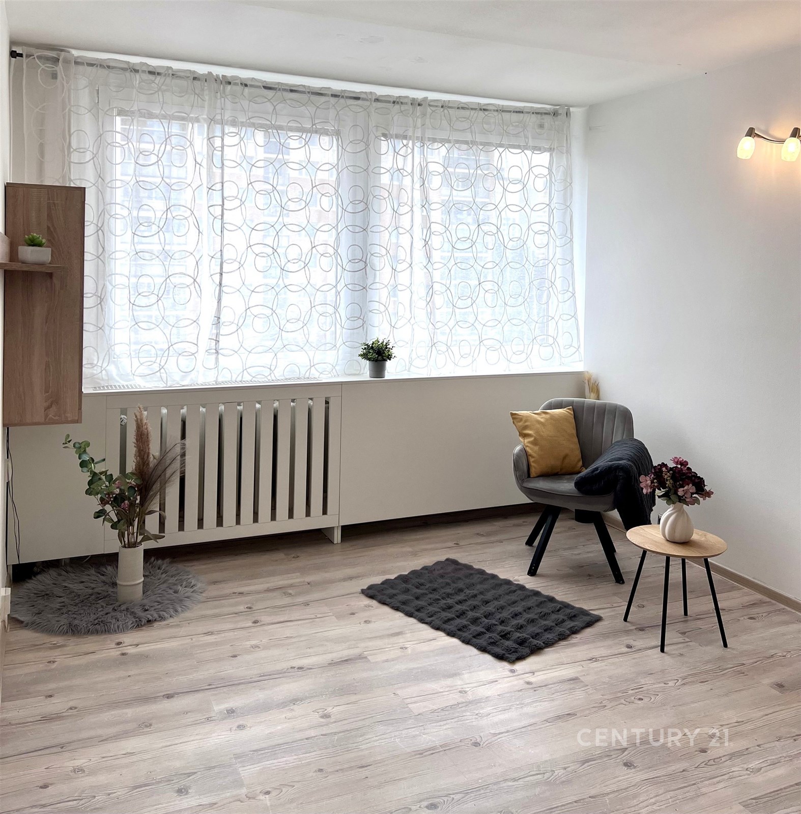 Světlý obývací pokoj s parketovou podlahou, velká 