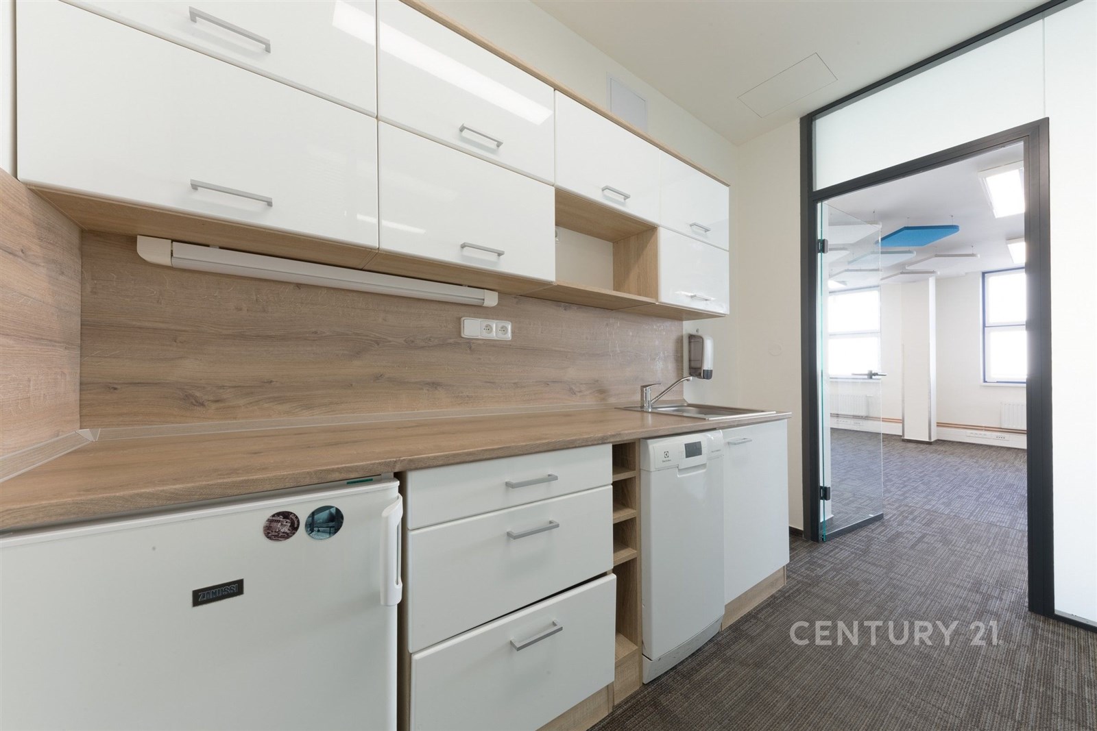 Moderní kuchyň s dřevěným obložením, bílými skříňk