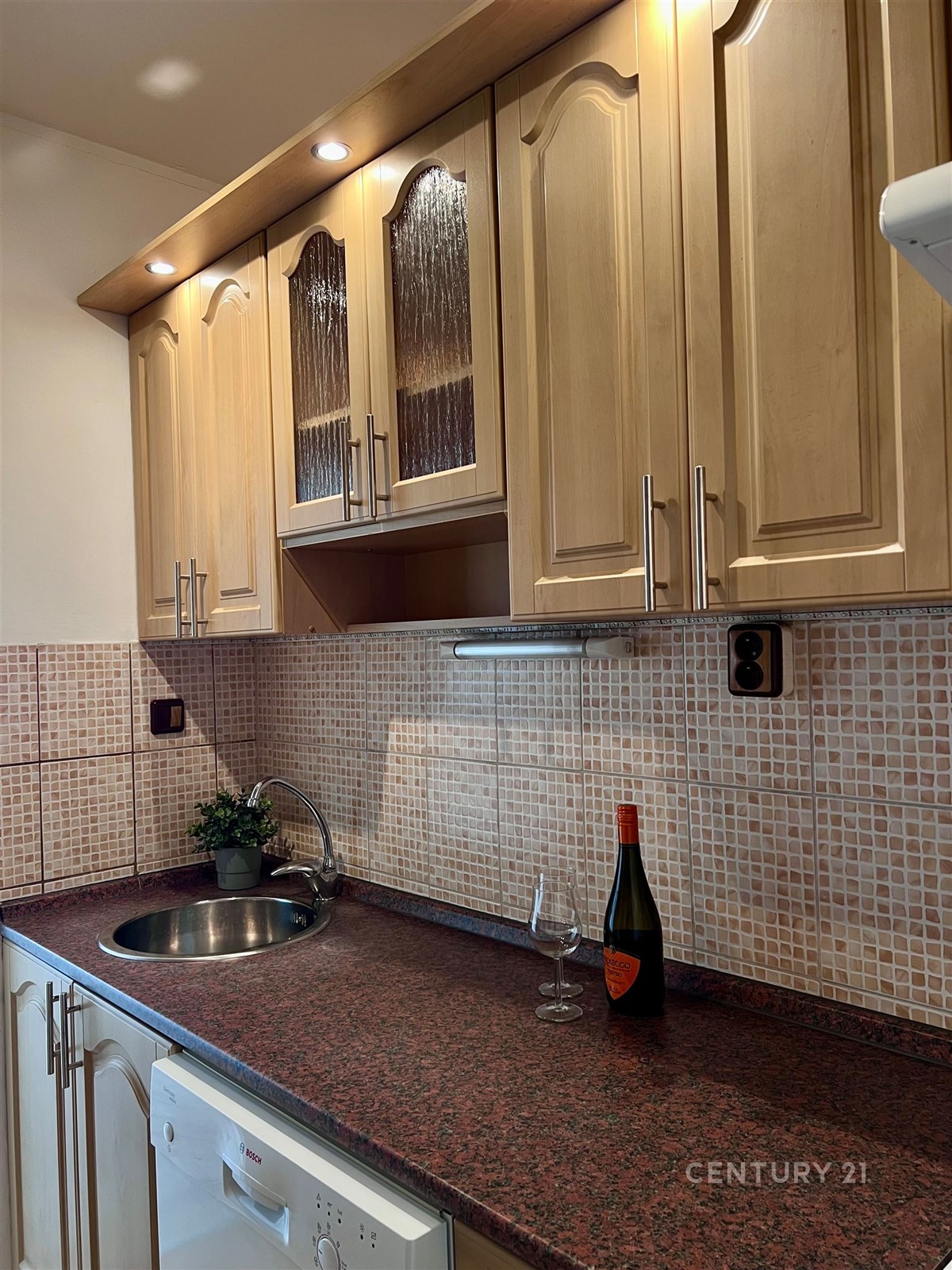 Kuchyňská linka s dřevěnými skříňkami, dlažba na s