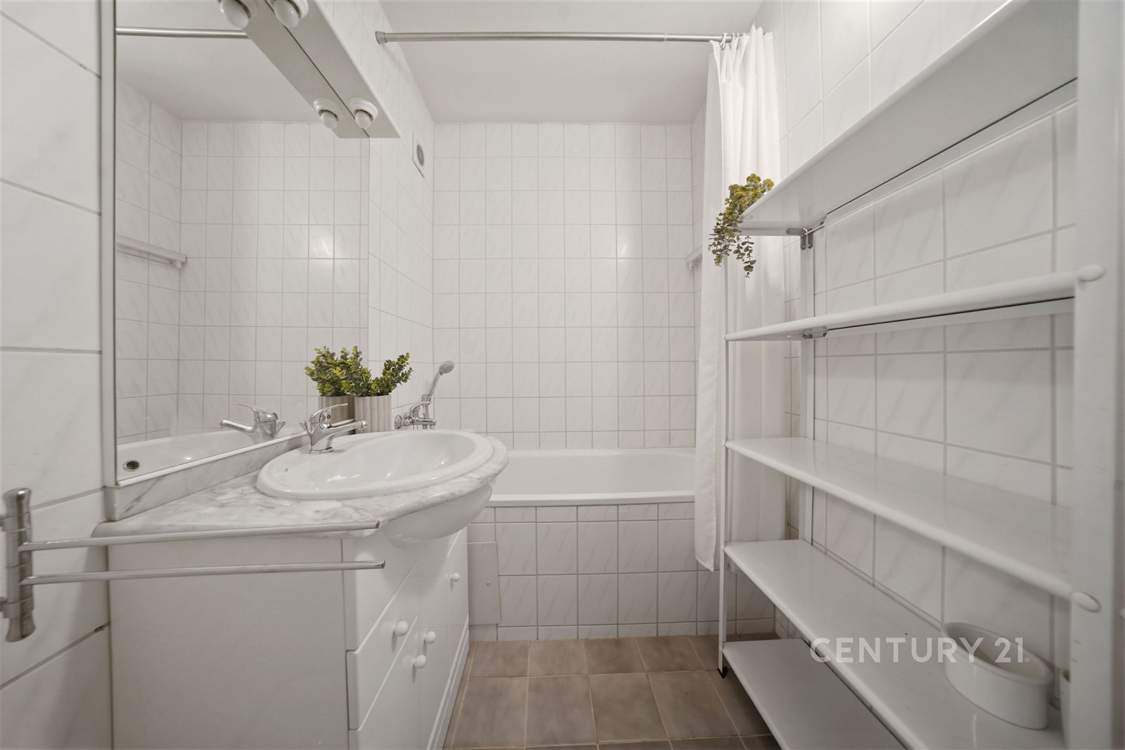 Kompaktní koupelna s dlažbou a bílými obklady, vyb