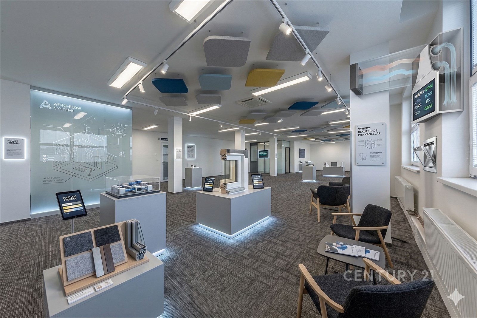 Světlá kancelář s moderním designem, velká okna, k