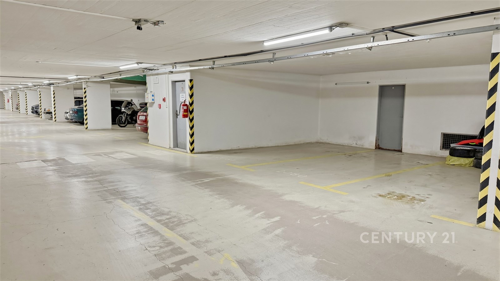 Podzemní parkovací stání s hladkou betonovou podla