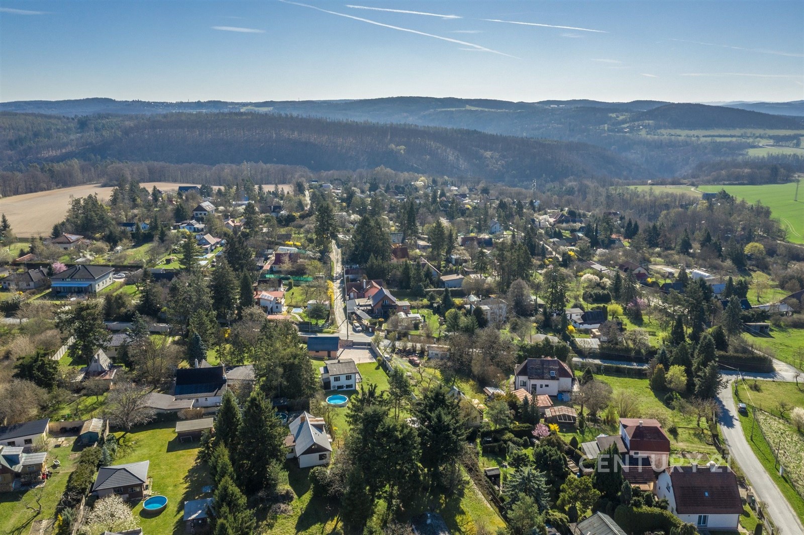 Letecký pohled na malebnou vesnici s rodinnými dom