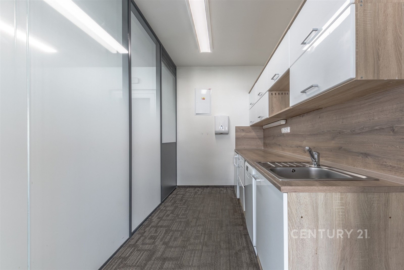 Moderní kuchyň s dřevěnou pracovní deskou, světlým