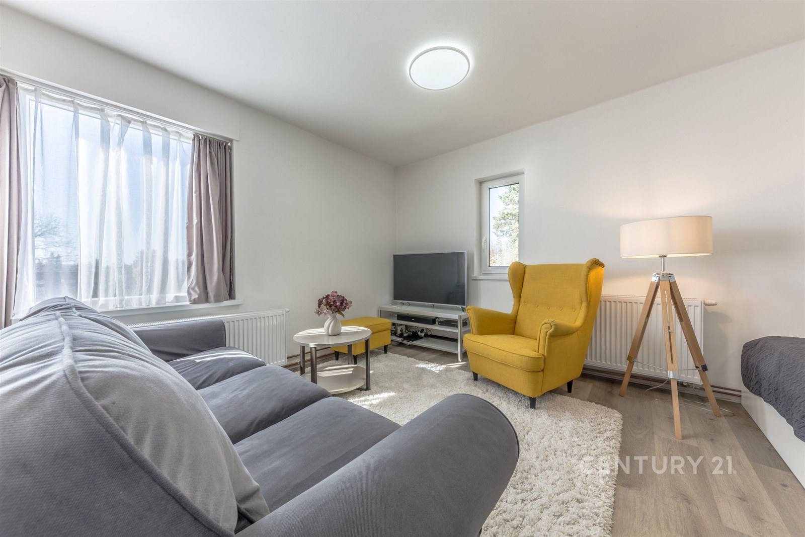 Světlý obývací pokoj s parketovou podlahou, modern