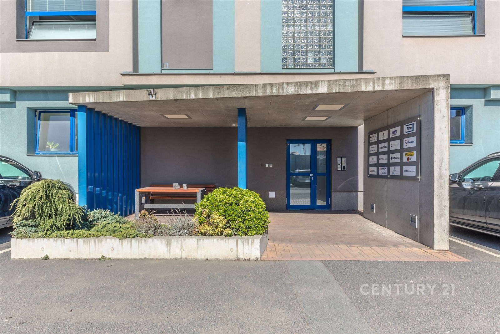 Vstupní prostor s moderním designem a betonovou dl