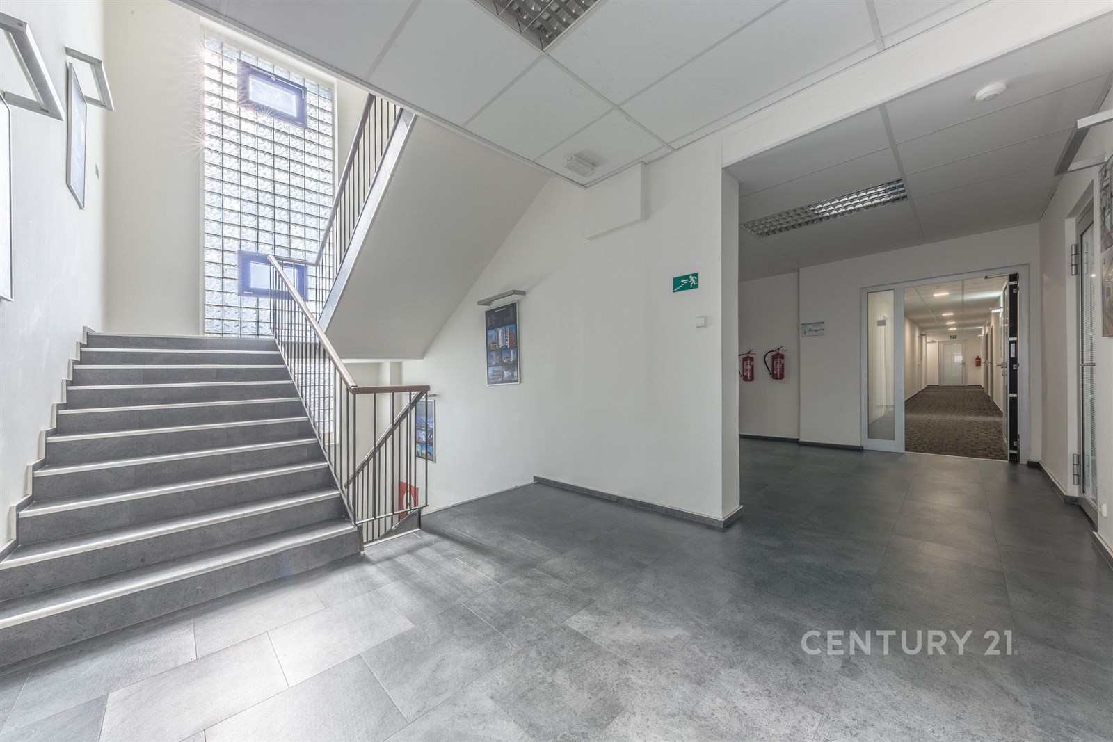 Světla vstupní hala s dlažbou a moderními prvky, d