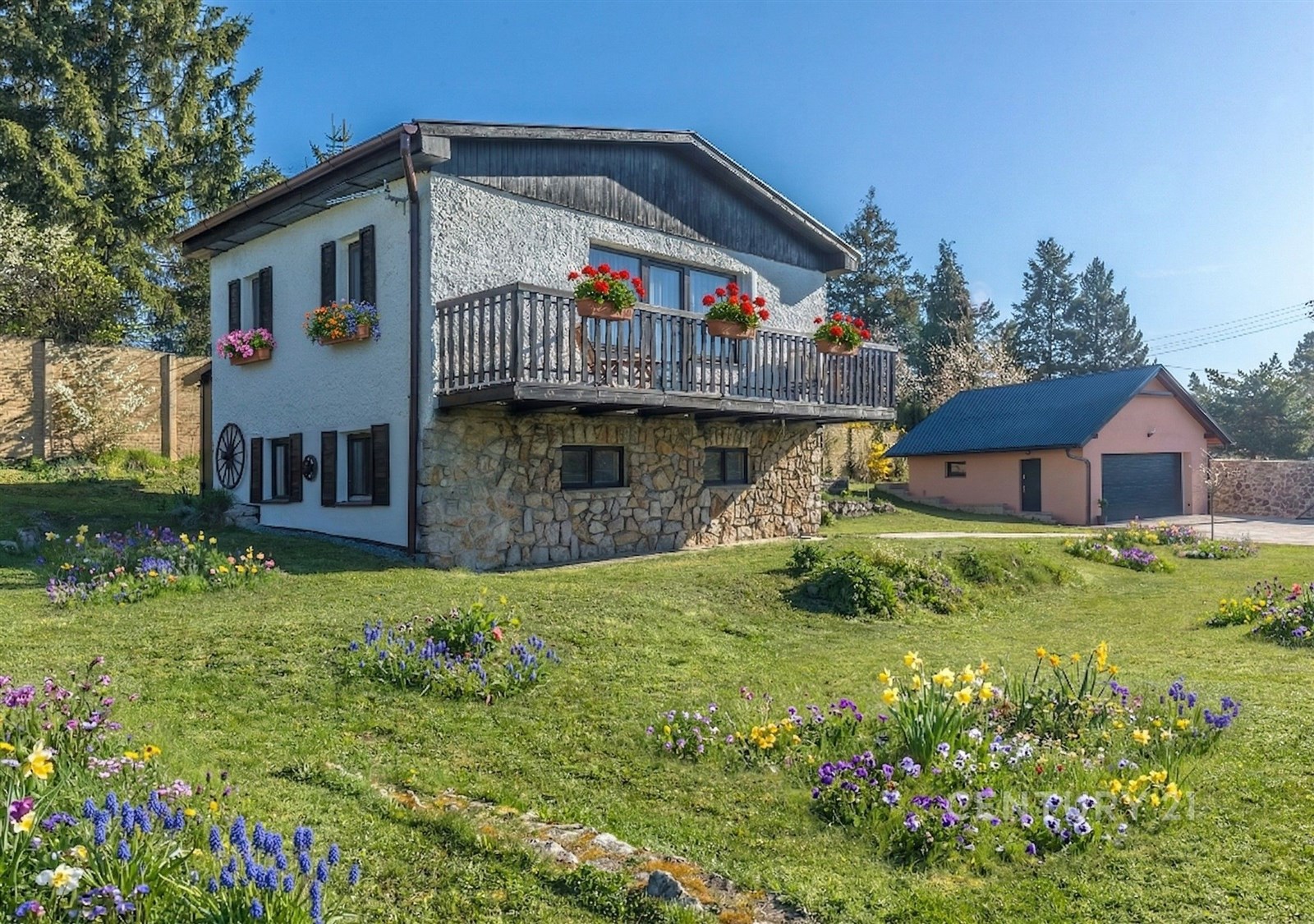 Útulný venkovský dům s kamennou fasádou, dřevěný b