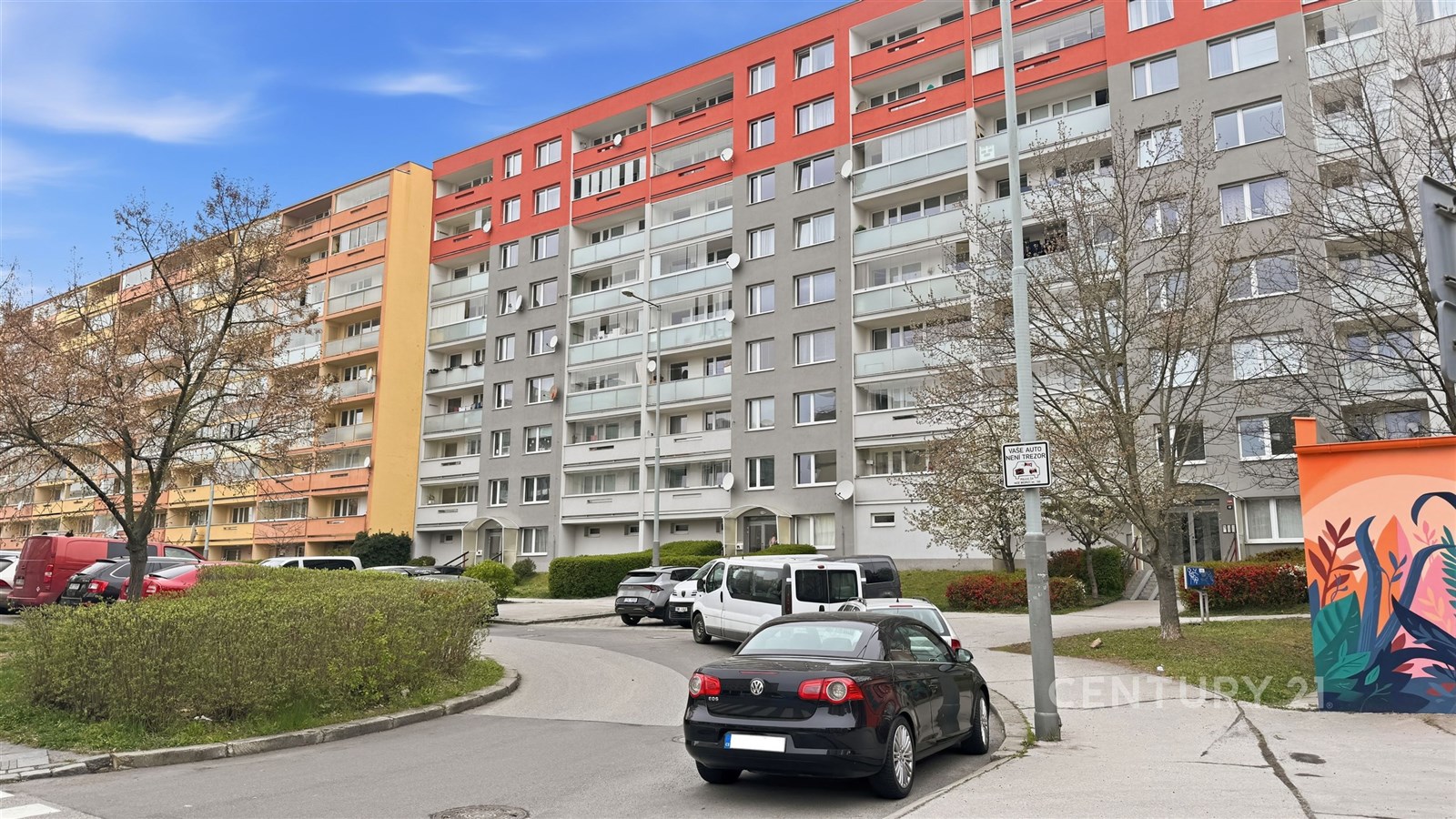 Vícepodlažní bytový dům s balkony, moderní fasáda,