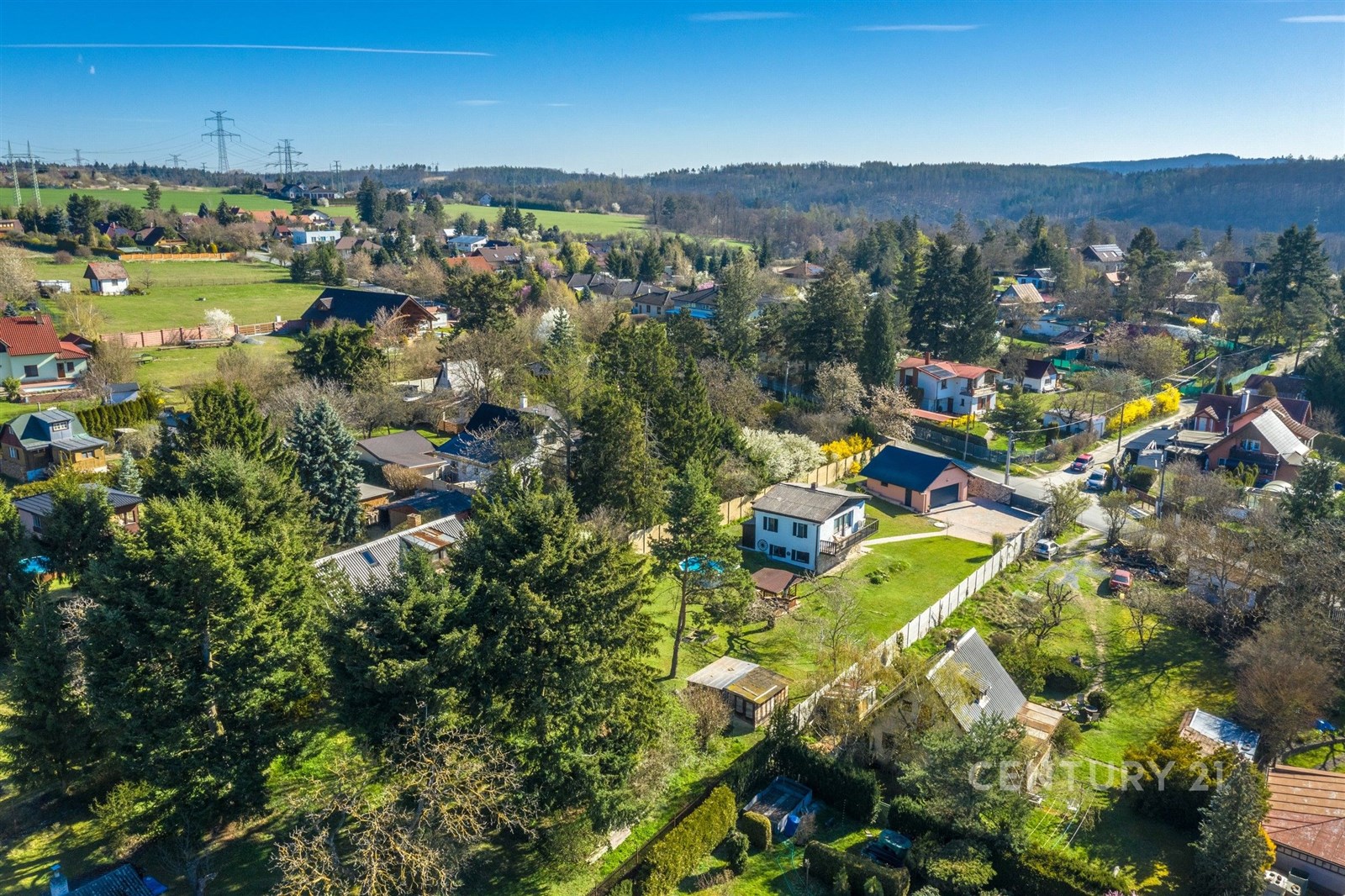 Pohled na malebnou vesnici obklopenou přírodou s r