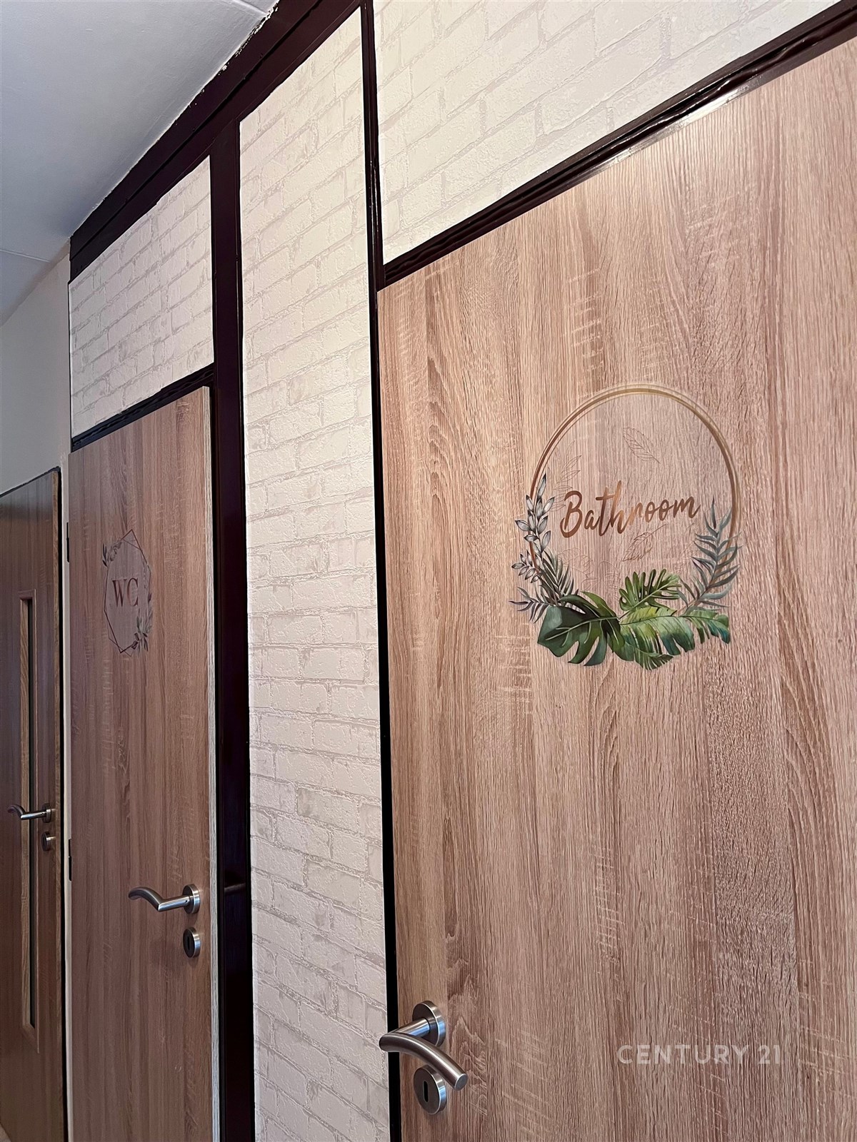 Světlá chodba s moderními dveřmi, dekor dřeva, cih